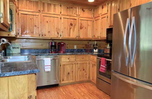 Mineral Bluff Cabina | Book for Fall Now! Firepit, Hot Tub, Views, Game Room, 3 King Beds & Paved Roads