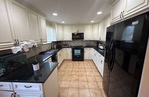 Long Island Casa | Selfie Walls/ Spacious Family Friendly Home/ Near Beaches/ Backyard Retreat!