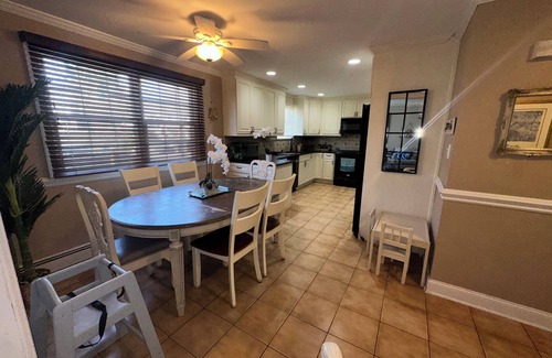 Long Island Casa | Selfie Walls/ Spacious Family Friendly Home/ Near Beaches/ Backyard Retreat!