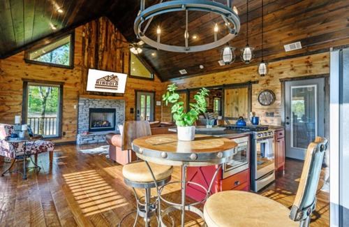Ringold Cabina | Fireplaces, hot tub, romantic cabin perfect for a honeymoon or a getaway for two