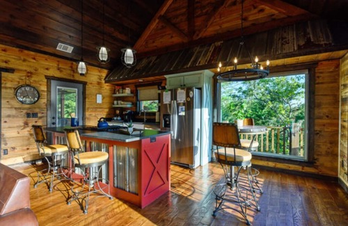 Ringold Cabina | Fireplaces, hot tub, romantic cabin perfect for a honeymoon or a getaway for two