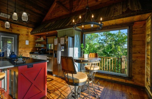 Ringold Cabina | Fireplaces, hot tub, romantic cabin perfect for a honeymoon or a getaway for two