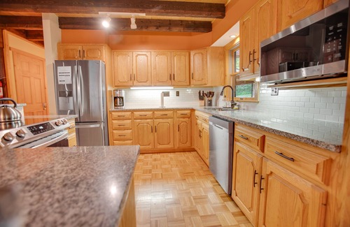 Sabinsville Cabina | Fireside Cabin | HOT TUB, TV + Game Room!