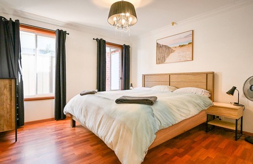 Hoppers Crossing Casa | Fireside Comfort, King Bed, Nursery. Hoppers Haven