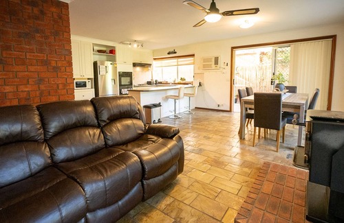 Hoppers Crossing Casa | Fireside Comfort, King Bed, Nursery. Hoppers Haven