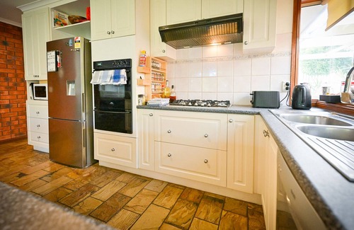 Hoppers Crossing Casa | Fireside Comfort, King Bed, Nursery. Hoppers Haven