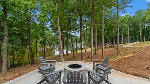 Mooresville Casa | Fireside Fun by AvantStay Sleeps 18 Waterfront Pool