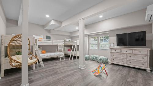 Mooresville Casa | Fireside Fun by AvantStay Sleeps 18 Waterfront Pool