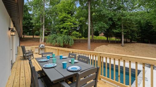 Mooresville Casa | Fireside Fun by AvantStay Sleeps 18 Waterfront Pool