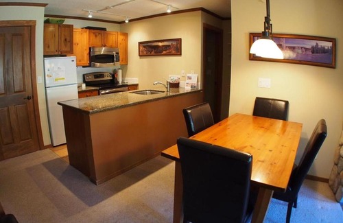 Sun Peaks Cabina | Fireside Lodge #409 By Bear Country