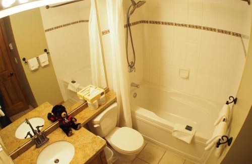 Sun Peaks Cabina | Fireside Lodge #409 By Bear Country