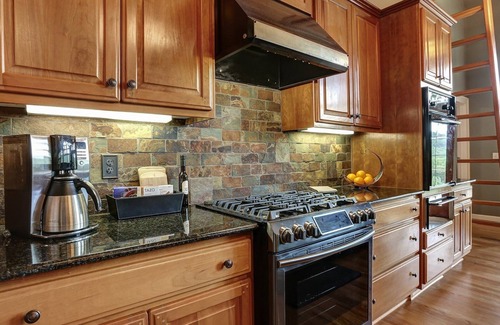 Big Canoe Casa | Fireside Sips, Soothing Hot Tub Soaks, Hiking Trails, Lakeside Dining & Scenic Golf - Field of Stars