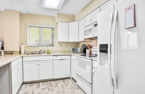 Ocean View Halifax Estates Condominio | First Floor Condo with Shared Pool, High-Speed WiFi, Central AC, and Ocean Views