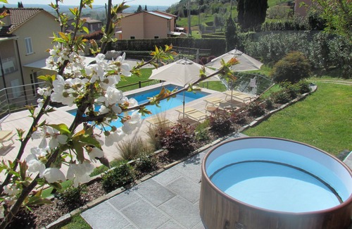 Castelvecchio Apartamento | Primer piso apto con terraza, jardín y piscina en el campo de Lucca