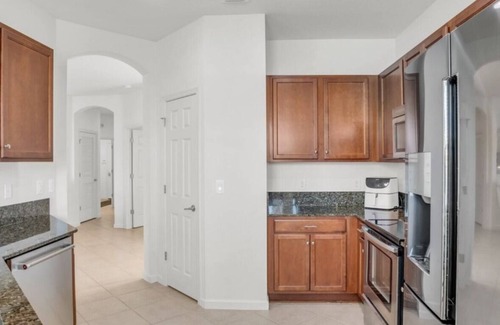 Bonita Springs Condominio | First Floor Coach Home with Breathtaking Sunsets Overlooking Lake in Hawthorne