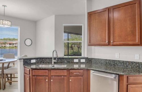 Bonita Springs Condominio | First Floor Coach Home with Breathtaking Sunsets Overlooking Lake in Hawthorne