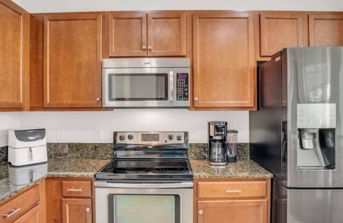 Bonita Springs Condominio | First Floor Coach Home with Breathtaking Sunsets Overlooking Lake in Hawthorne