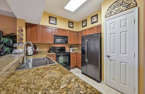 Estero Condominio | First floor Condo - Lake Views - Garage - Beautiful Villagio Community!