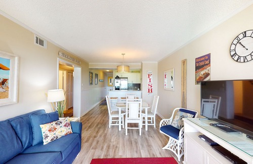 Atlantic Beach Condominio | First-Floor, Oceanfront Condo with a Beach View, WiFi, W/D & Shared Pool