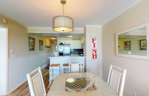Atlantic Beach Condominio | First-Floor, Oceanfront Condo with a Beach View, WiFi, W/D & Shared Pool