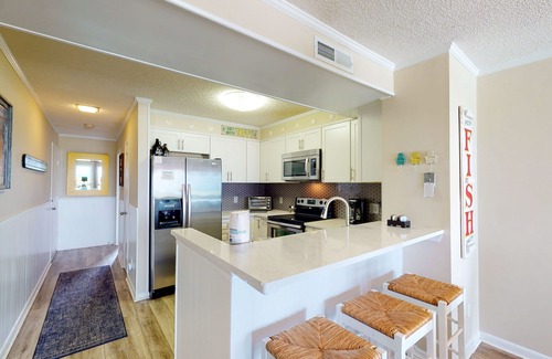 Atlantic Beach Condominio | First-Floor, Oceanfront Condo with a Beach View, WiFi, W/D & Shared Pool