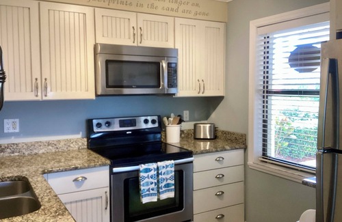 New Smyrna Beach Condominio | First Floor Paradise - 2BR Condo - Just Steps to the Beach!