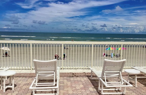 New Smyrna Beach Condominio | First Floor Paradise - 2BR Condo - Just Steps to the Beach!