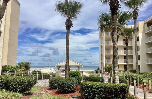 New Smyrna Beach Condominio | First Floor Paradise - 2BR Condo - Just Steps to the Beach!