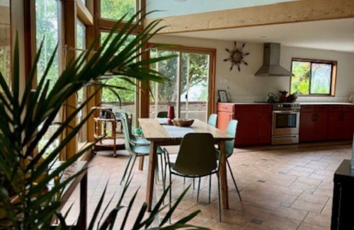 Tofino Casa | First Light: Waterfront, Hot Tub/Sauna + EV/ 1 bed