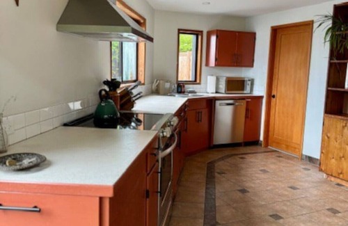Tofino Casa | First Light: Waterfront, Hot Tub/Sauna + EV/ 1 bed