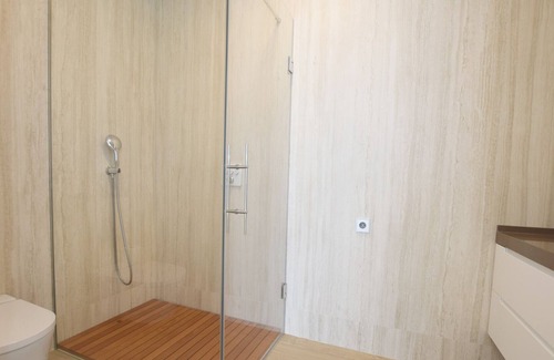 Atlanterra Chalet De Esquí | Primera Villa Passivhaus en La Cala de los Alemanes con piscina, 5 dormitorios.