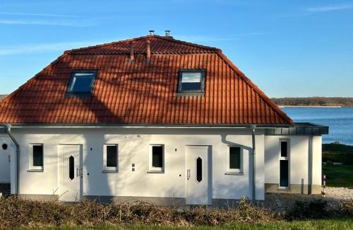 Bad Kleinen Casa | Fischerhus mit Boot,Sauna und Kamin je Seite