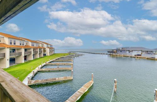 Harbor Oaks Apartamento | Fish and Swim Waterfront Rockport Condo with Views!