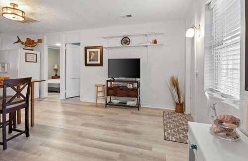 Lanark Village Cabaña | Fish, Boat, Play with a cute comfy place to stay!
