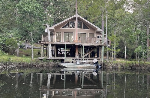 Mobile Casa | Fish Camp Retreat: relaxing 3-bedroom river house on Bay Minette Creek