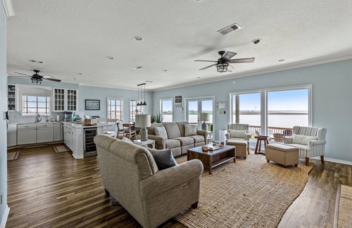 Surfside Beach Casa | Pesque desde su propio muelle privado, vistas tranquilas de la bahía y puestas de sol perfectas