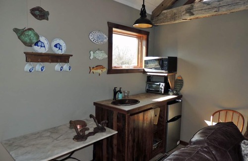 Treloar Cama Y Desayuno | Fish Haus: charming cottage with breathtaking views of the Missouri River!!