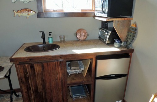 Treloar Cama Y Desayuno | Fish Haus: charming cottage with breathtaking views of the Missouri River!!