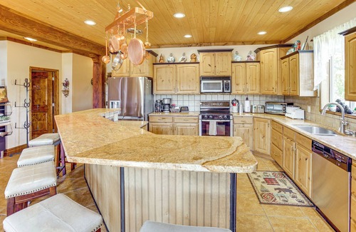 Fish Haven Cabina | Fish Haven Cabin w/ Game Room, Views + Deck!