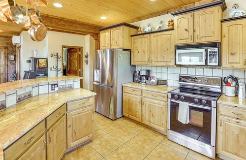 Fish Haven Cabina | Fish Haven Cabin w/ Game Room, Views + Deck!