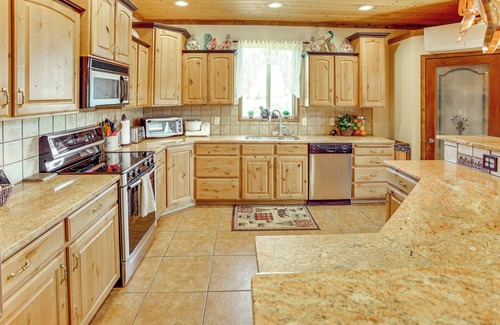Fish Haven Cabina | Fish Haven Cabin w/ Game Room, Views + Deck!