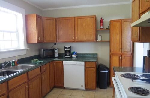 Guntersville Cabina | Fish & Play Lake Guntersville. 2BR / 1BA Estacionamiento en bote cubierto con cabina con alimentación eléctrica