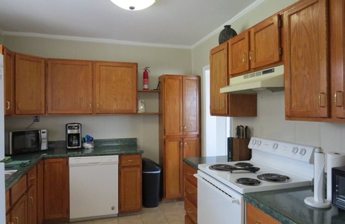 Guntersville Cabina | Fish & Play Lake Guntersville. 2BR / 1BA Estacionamiento en bote cubierto con cabina con alimentación eléctrica