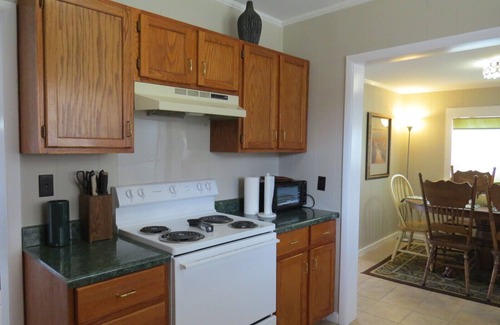 Guntersville Cabina | Fish & Play Lake Guntersville. 2BR / 1BA Estacionamiento en bote cubierto con cabina con alimentación eléctrica