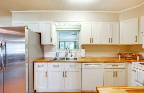 Magnolia Bluffs Casa | Fish, Relax & Repeat: Home w/ Yard in Eastpoint!