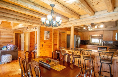 Grassy Creek Cabina | Fish, Soak, Play | River Song Retreat | Bring the Dogs!