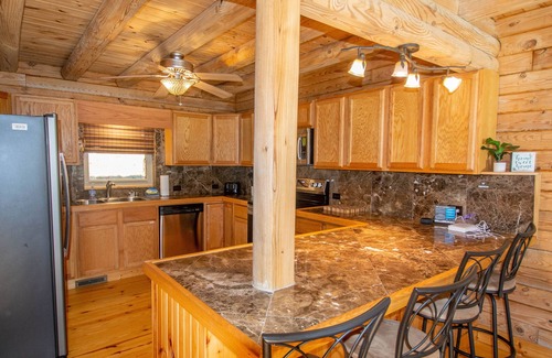 Grassy Creek Cabina | Fish, Soak, Play | River Song Retreat | Bring the Dogs!