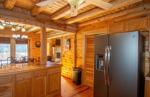 Grassy Creek Cabina | Fish, Soak, Play | River Song Retreat | Bring the Dogs!