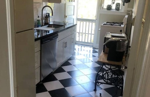 Greensboro Condominio | Fisher Park condo on Elm St., new kitchen, 1 mile from downtown