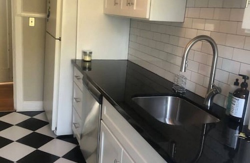 Greensboro Condominio | Fisher Park condo on Elm St., new kitchen, 1 mile from downtown